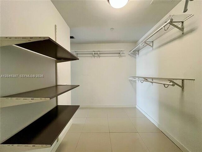 Building Photo - 9940 W Bay Harbor Dr