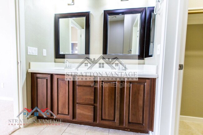 Building Photo - 544 N Alma School Rd