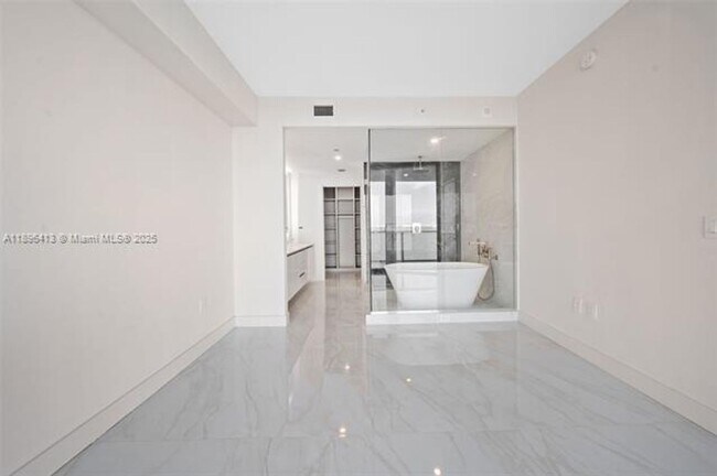 Building Photo - 700 NE 24th St