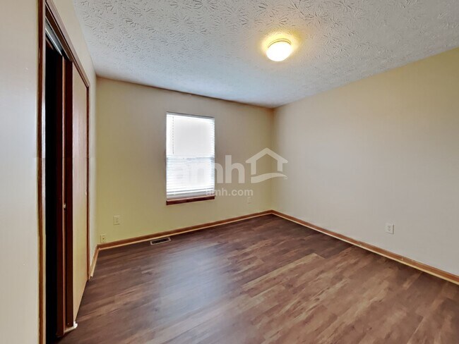 Building Photo - 998 Canary Creek Dr