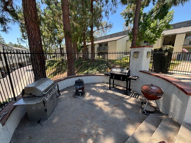 Building Photo - Clean 2 bedroom condo located near downtown Fullerton