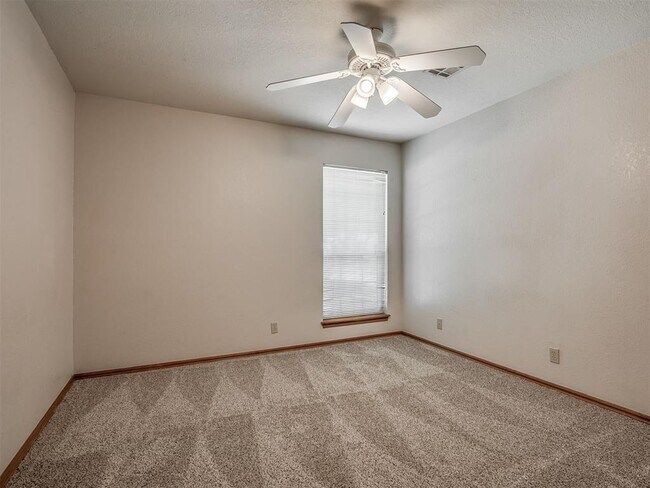 Building Photo - 304 Eccell Ct