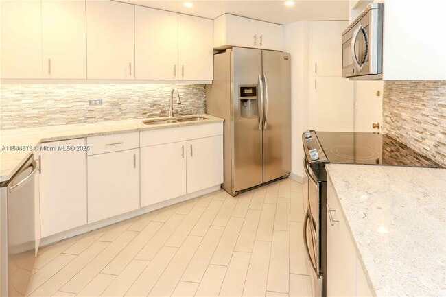 Building Photo - 999 Brickell Bay Dr