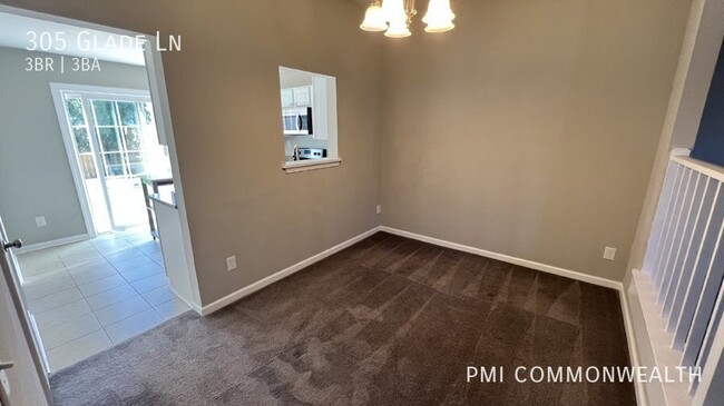 Building Photo - 3 Bed / 2.5 Bath Townhouse (Available 4/10...