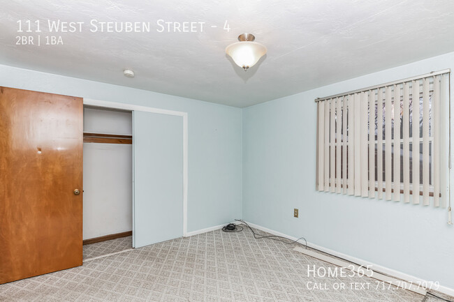 Building Photo - Cozy Urban Living: Charming 2 Bedroom Unit...