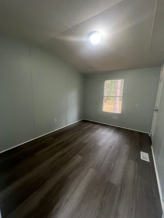 Building Photo - Home For Rent With Spacious Yard
