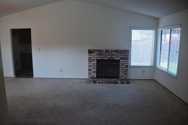 Building Photo - Hillcrest area 2 bedroom, 2 bath with 2 ca...