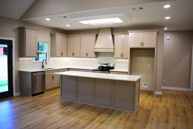 Building Photo - 2713 Sullivan Dr