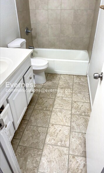 Building Photo - 825 E 5th St