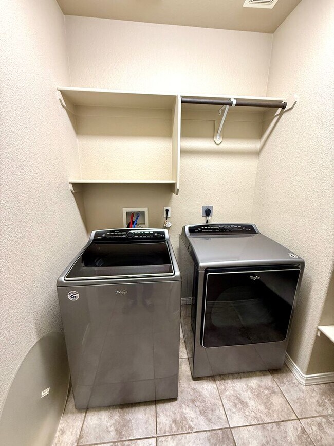 Building Photo - Beautiful 3 Bedroom with 3 Car Garage- Available Now!