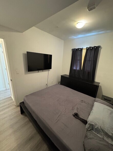 Building Photo - 810 7th St