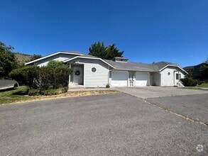 Building Photo - 5548 - 5550