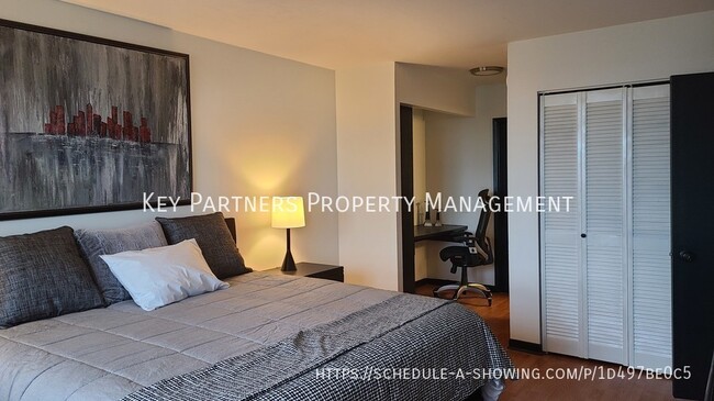 Building Photo - 2500 Parkview Dr