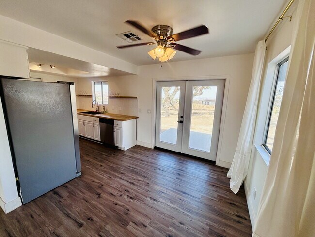 Building Photo - Beautiful 4 Bedroom House for rent in South Joshua Tree