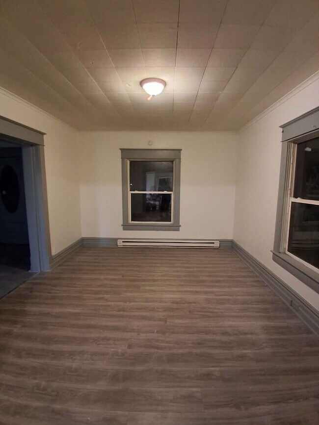 Building Photo - 2 Bedroom 1 Bath Renovated Apartment