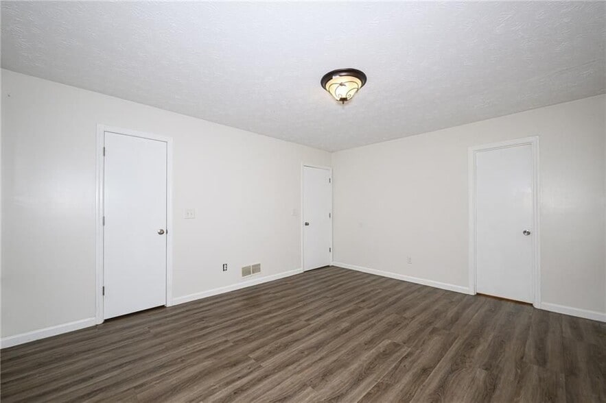 Building Photo - 2100 Whitebluff Way