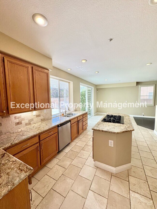 Building Photo - Ready to move in 4 bedroom 3 bath home with a loft and 3 car garage!