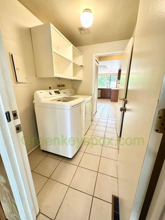 Building Photo - Gorgeous 4 Bedroom 2 Bath with Fully Fence...