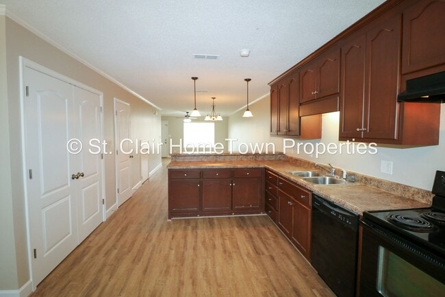 Building Photo - Newly Renovated Triplex