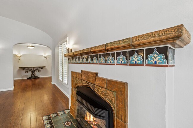Building Photo - Mediterranean Beauty in Crescent Park – 5B...