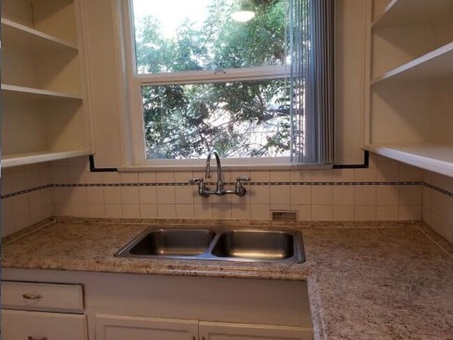 Building Photo - $500 REBATE Bright upper end (2bdr) in Nor...