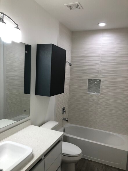 Building Photo - 706 W Carmel Ave