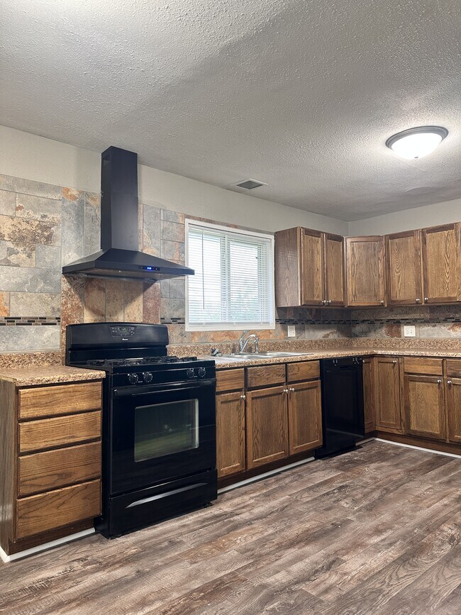 Building Photo - 602 Sara St