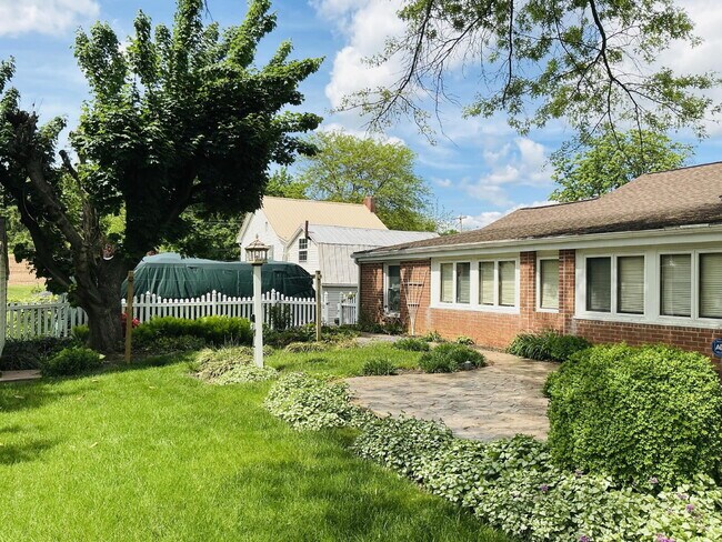 Building Photo - "Charming 3-Bedroom Home with 2 Full Baths...