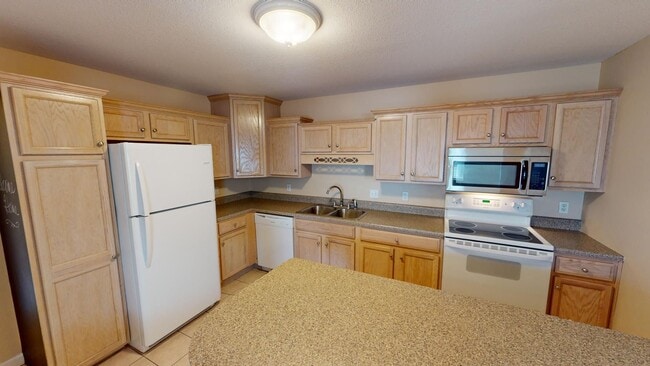 Building Photo - Excellent Canfield Location!! Very clean and well maintained 3 bedroom/2 Full Bath Condo.