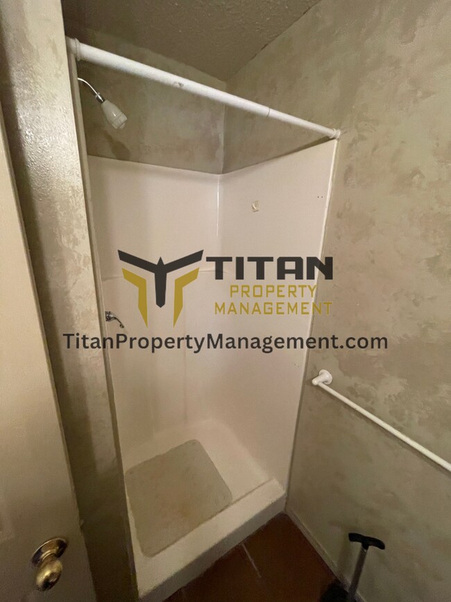 Building Photo - 2 Bed/2 Bath End Unit Apartment