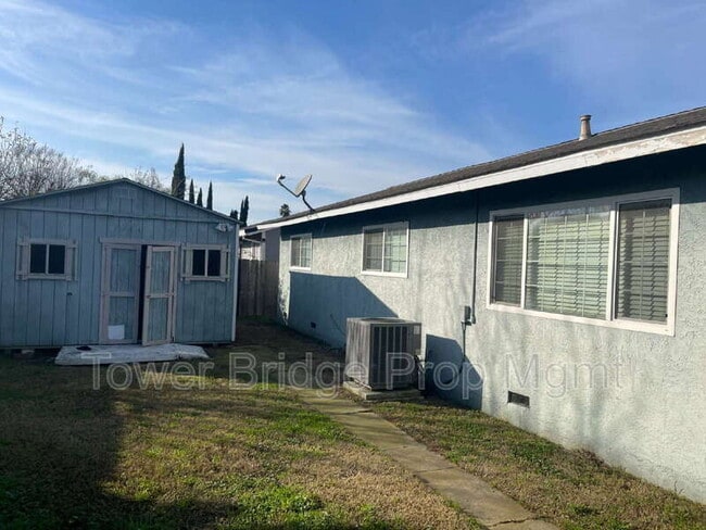 Building Photo - 8724 Halverson Dr