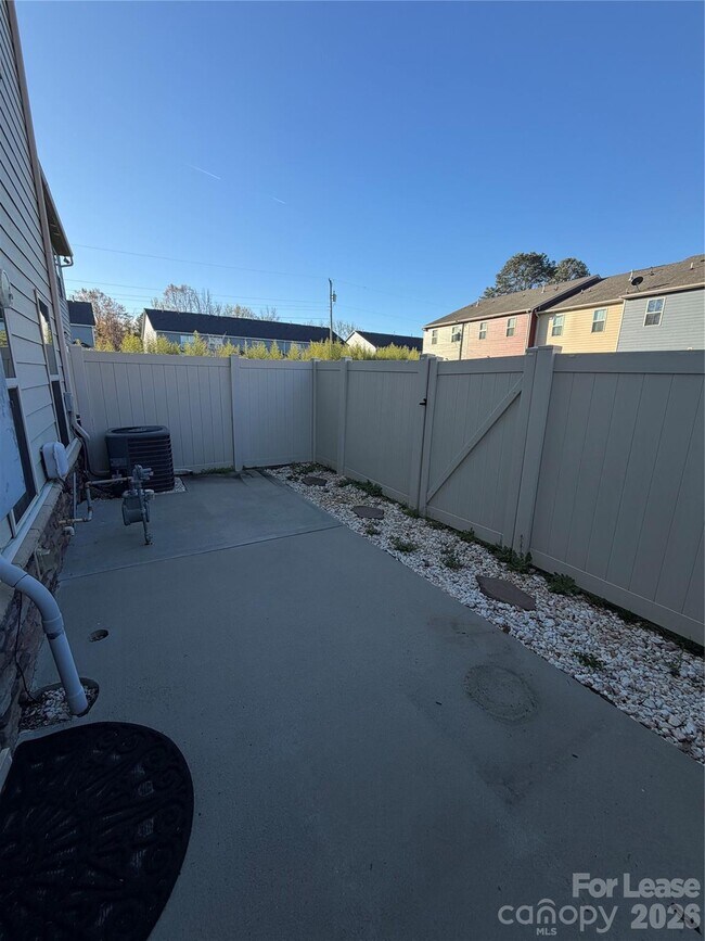 Building Photo - 318 Willow Wood Ct