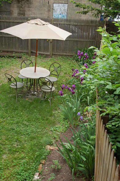 Backyard with garden - 204 Wooster St