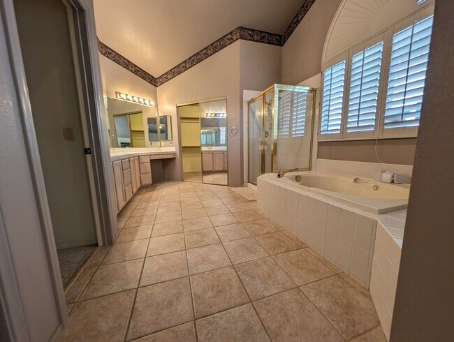 Building Photo - 2704 N Ontario Dr