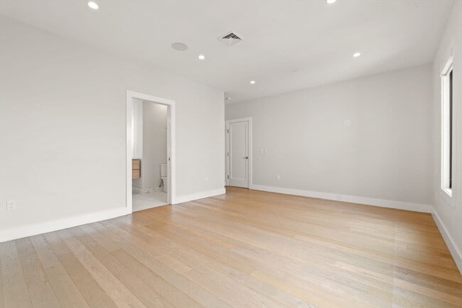 Building Photo - 51 Silver St