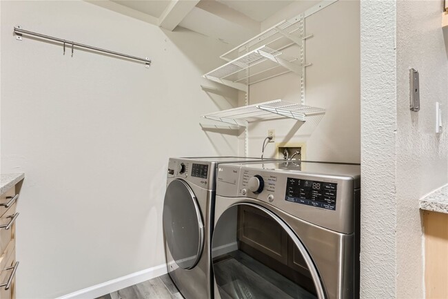 Building Photo - Charming 3 Bedroom 2 Bath Townhome In Aurora!