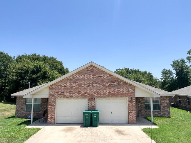 Building Photo - 2203 Indian Trail