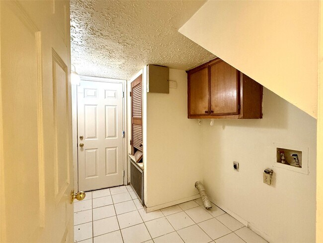 Building Photo - 6927 Windy Pines Dr