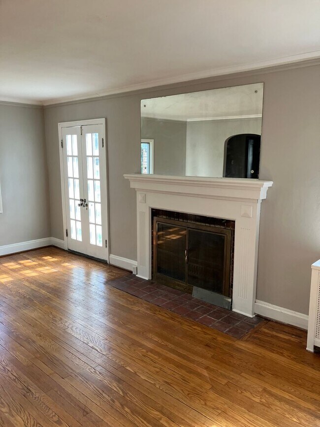 Building Photo - Charming, Classic 3 BR Brick Close to LeMoyne in Nice Neighborhood
