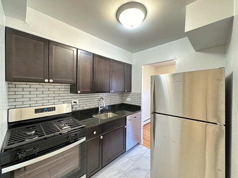 Building Photo - 6830 N Sheridan Rd