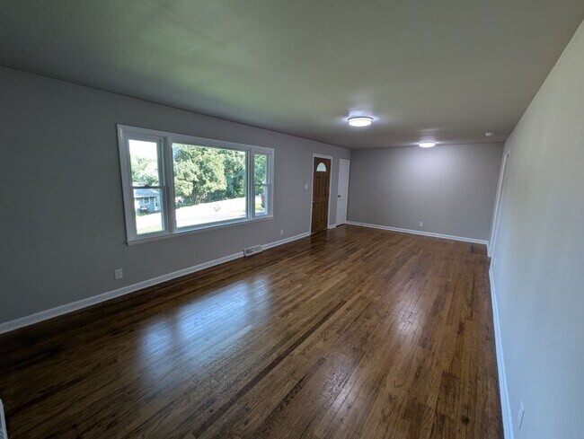 Building Photo - 5412 Anah St