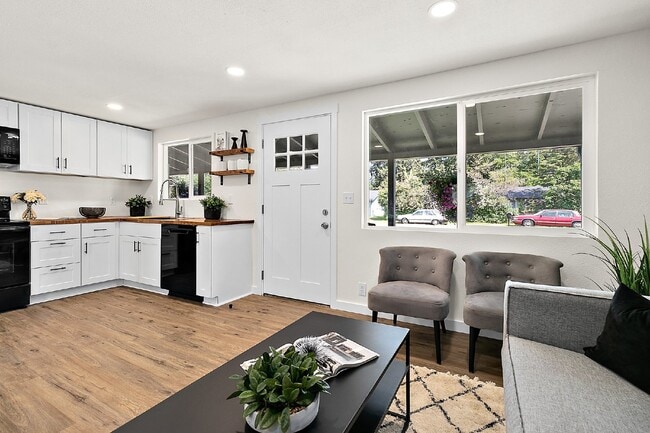 Building Photo - Newly Remodeled 1-Bedroom Duplex Unit with...