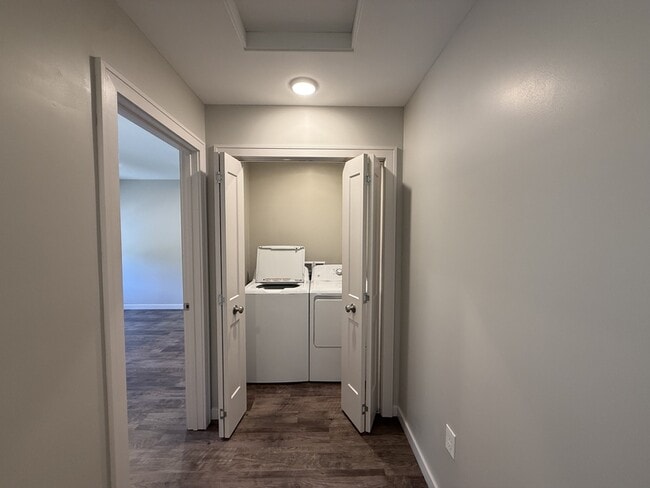 Building Photo - 301 Creekview Dr