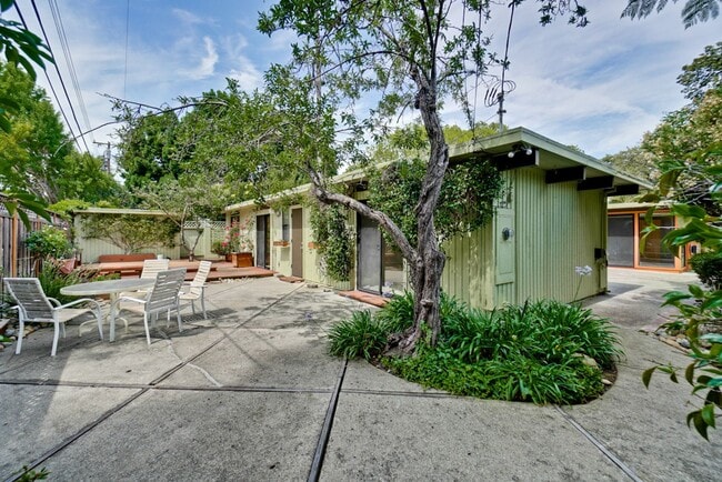 Building Photo - Beautifully Updated 4 Bed, 3 Bath Eichler ...