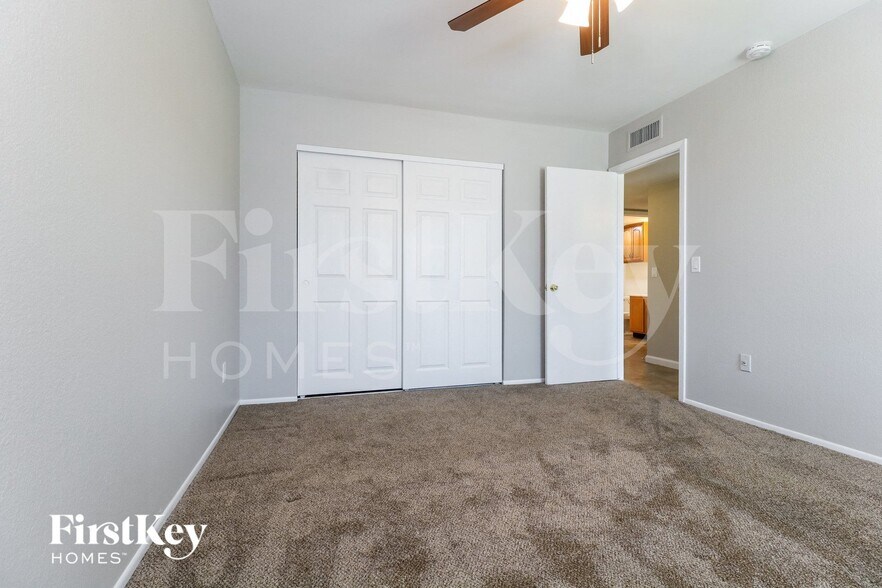 Building Photo - 5820 W Carol Ave