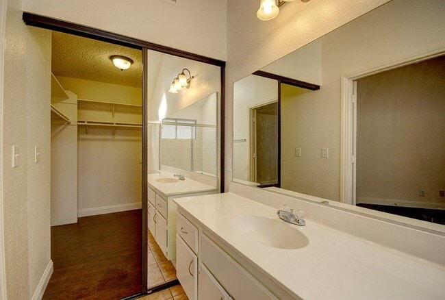 Building Photo - 6549 Lemitar Dr