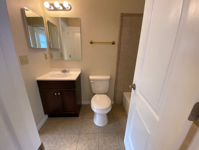 Building Photo - 449 Hickory Hill Dr