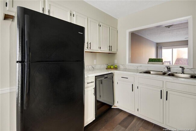 Building Photo - 5940 Laguna Dr