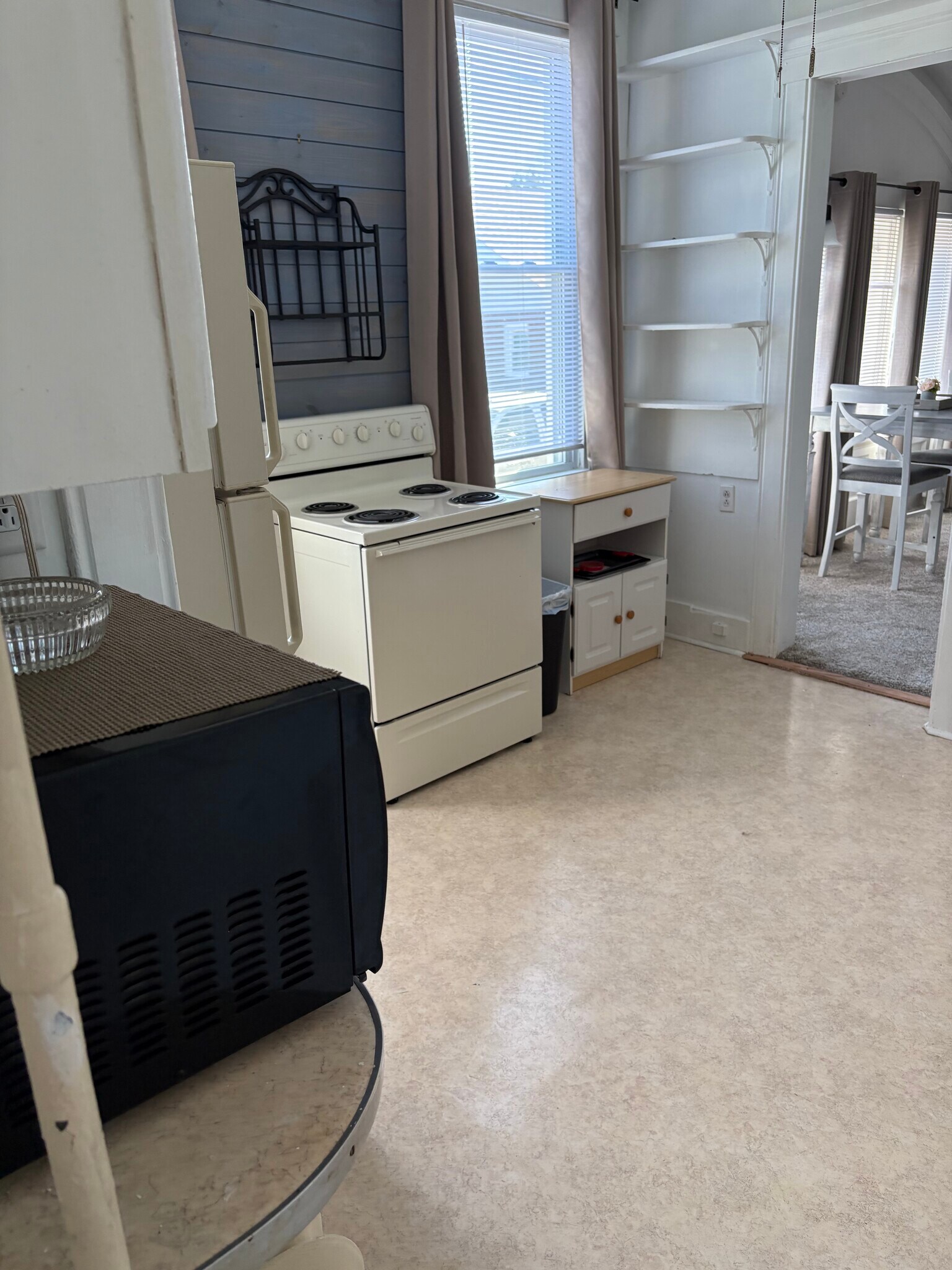 Building Photo - 589 E Losey St