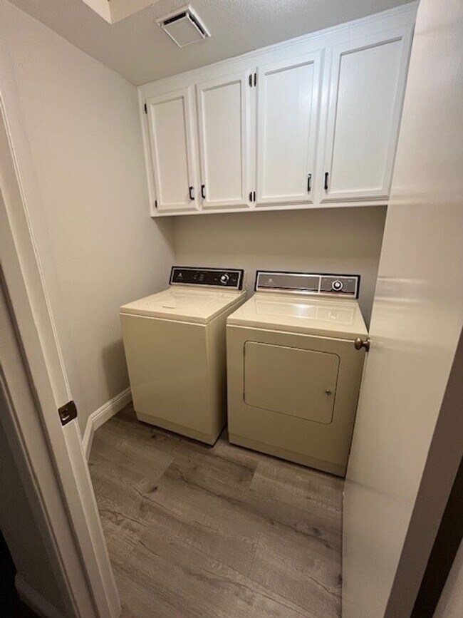 Building Photo - 8621 Willow Spring Ct